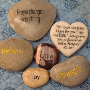 Inspirational Stone Set with Heart and Quotes